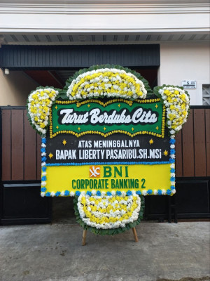 Papan Bunga Duka di Candi Laras Selatan