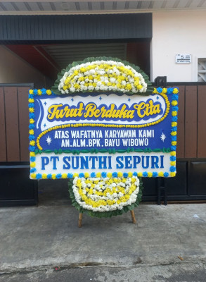 Papan Bunga Duka di Candi Laras Selatan