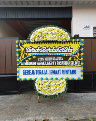 Papan Bunga Duka di Candi Laras Selatan